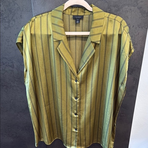 Halogen Yellow Green Sleeveless Boxy Button Down Shirt - Picture 3 of 5